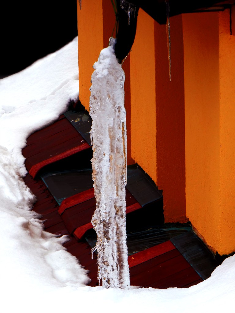 un glaçon suspendu à la goutière