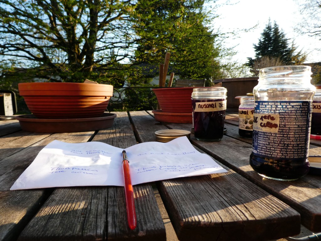préparation des couleurs, table pots et pinceau