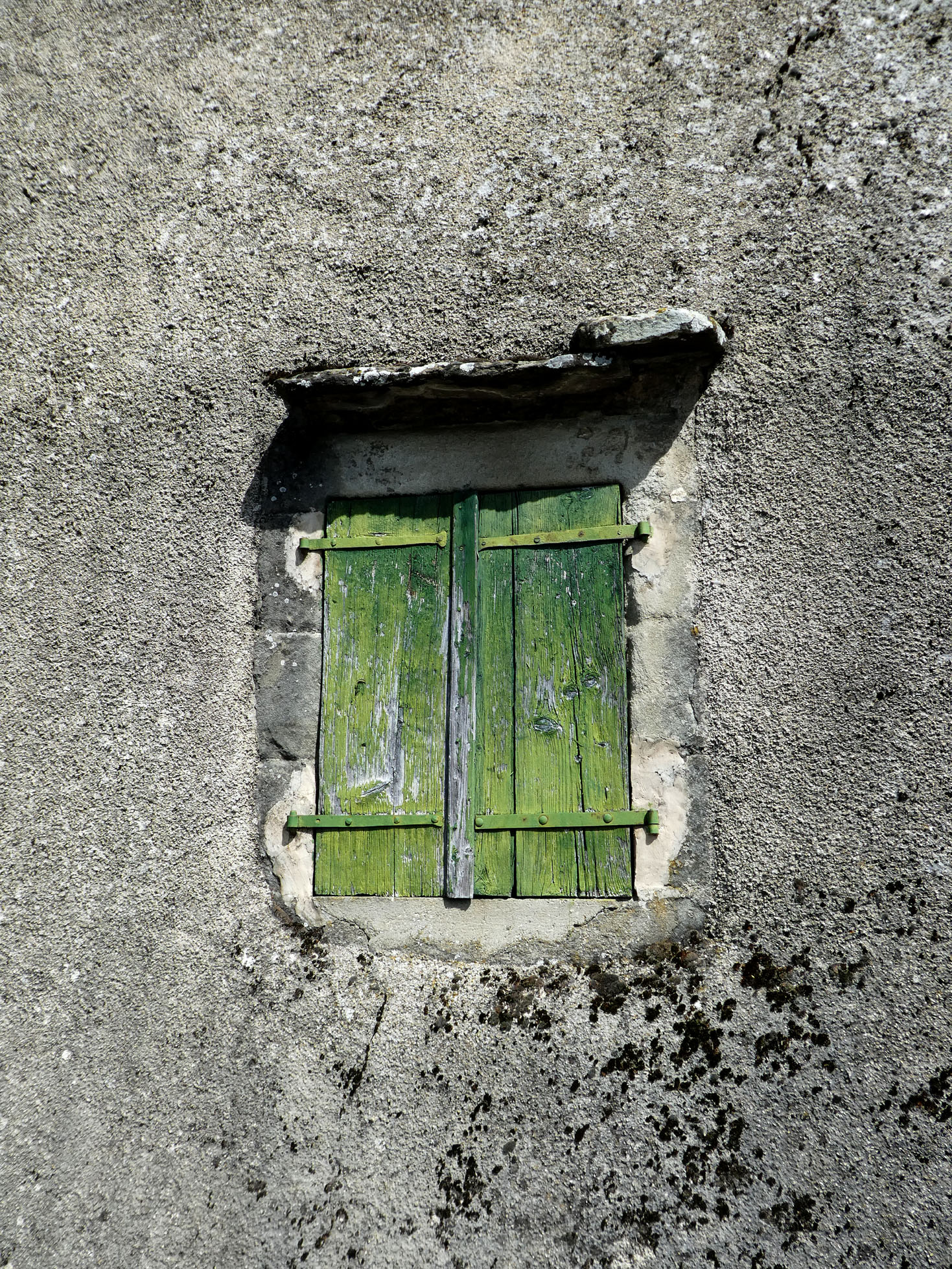 volets fermés sur une façade