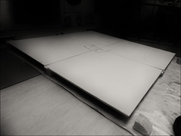 papiers tendus et traces de cercles 