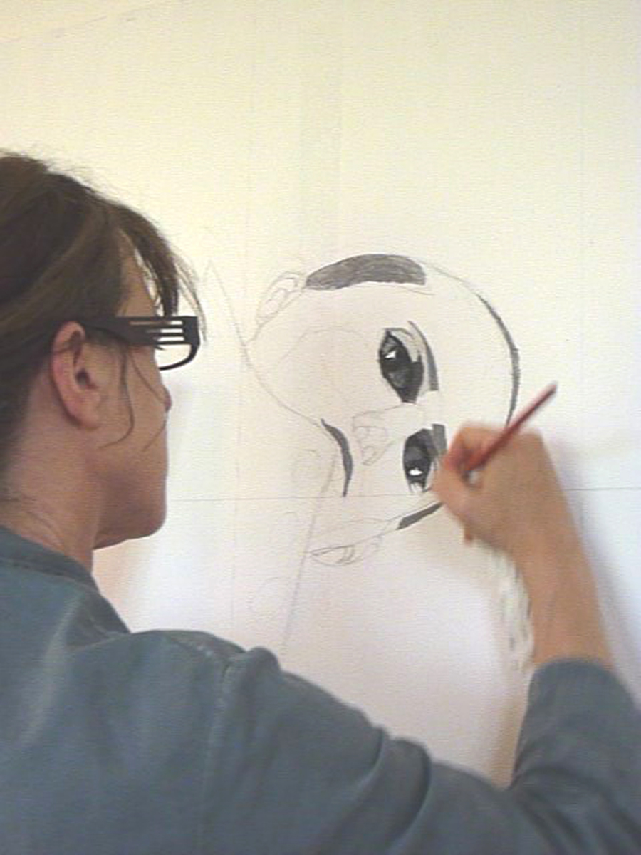 Jeanne peint les yeux d'Adelaide