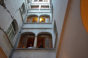 Chantée en immeuble en cours de balade