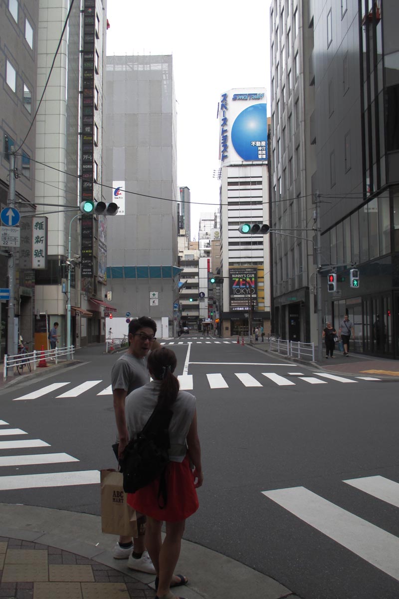 couple à un carrefour à Tokyo
