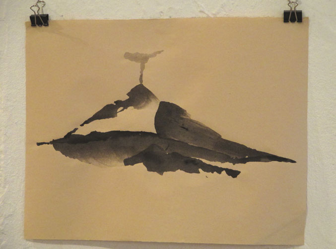 Volcan fumant sur papier jaune dessin en expo