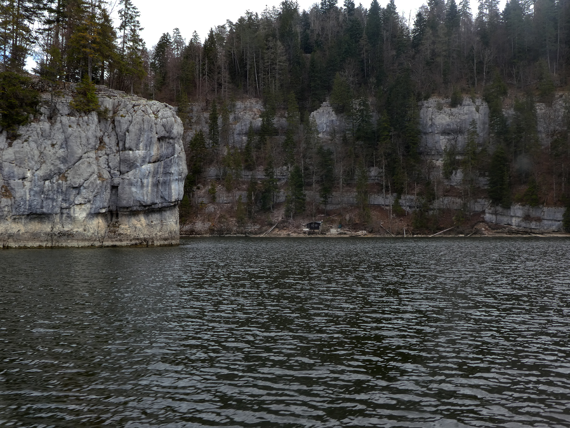 une cabane sur la rive