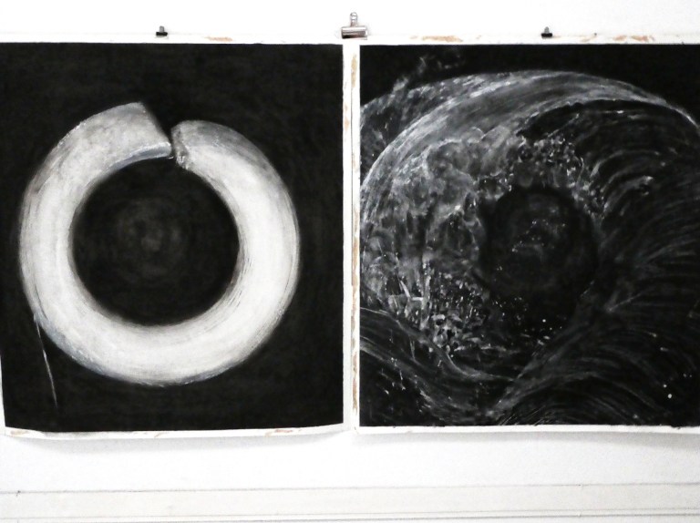 deux peintures au mur à l'atelier