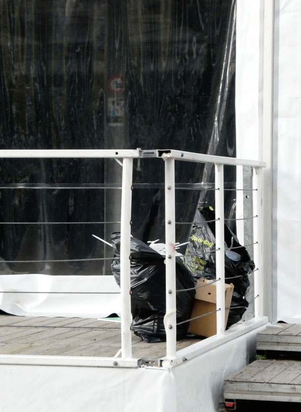 déchets sur un perron