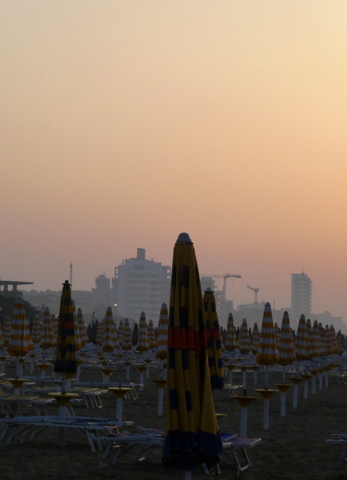 parasols sur fond de chantier