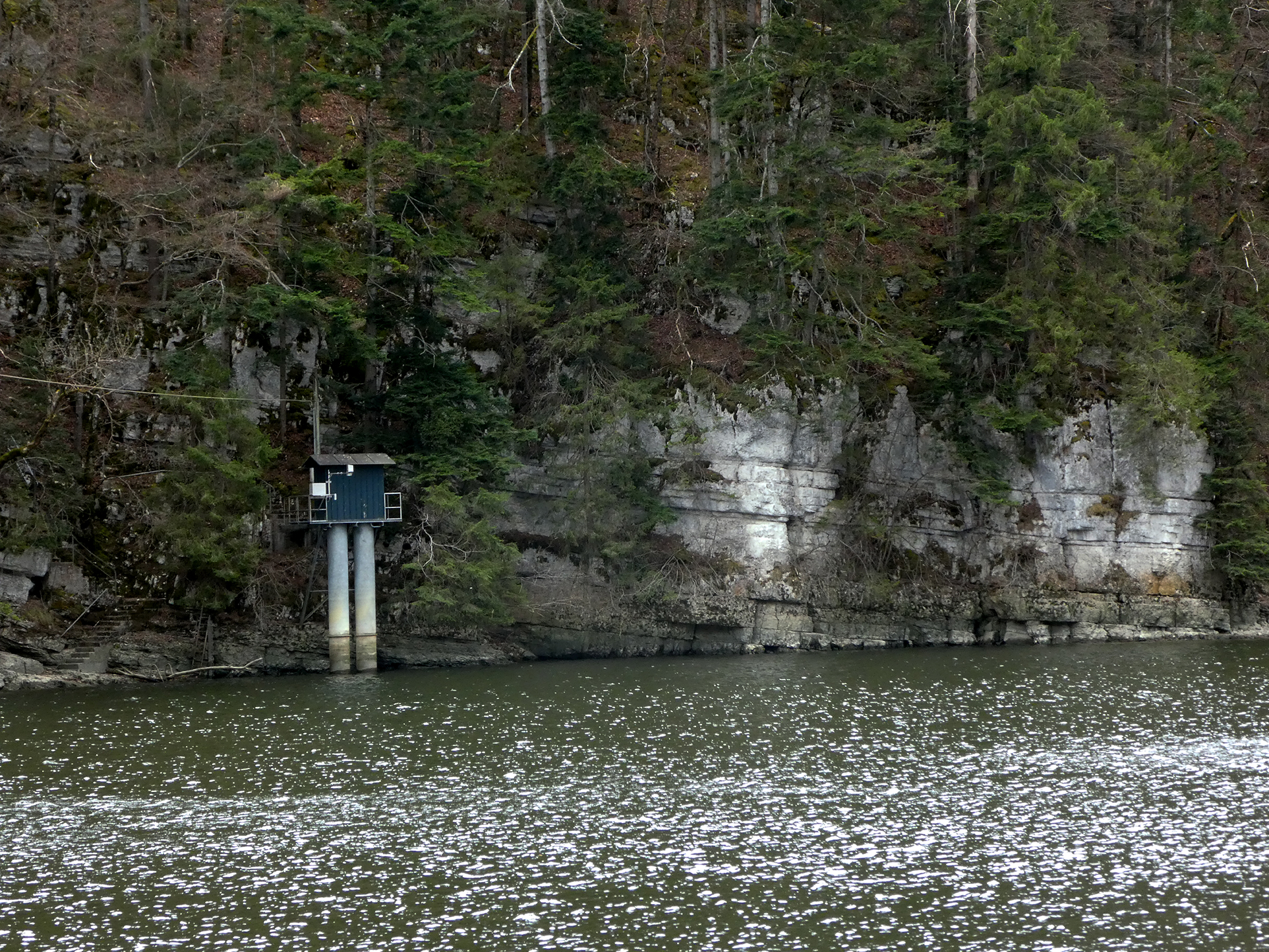 une cabane bleue au dessus de l'eau