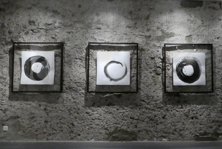 Mur des cercles encres de chine en exposition