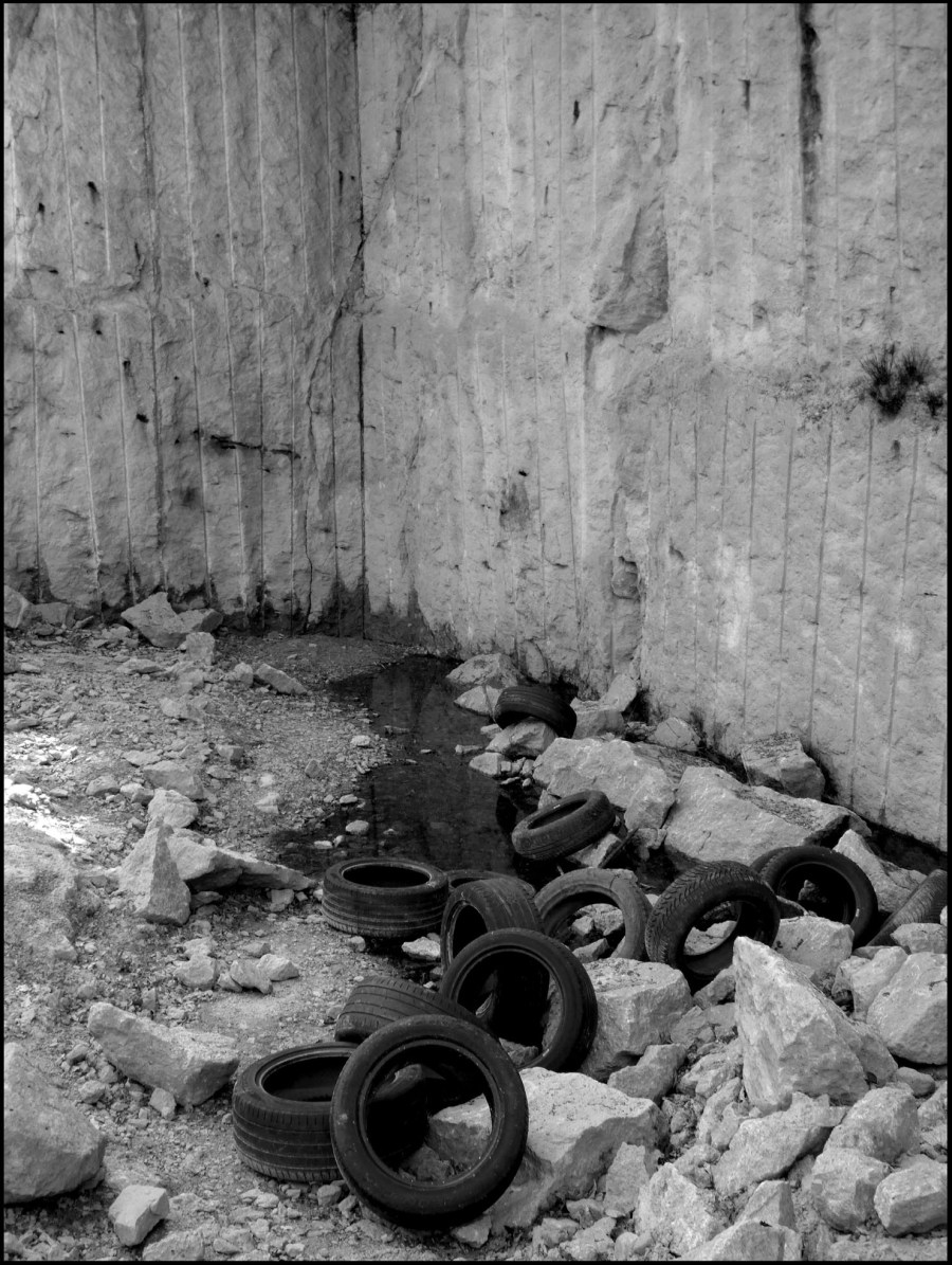 des pneus abandonnés