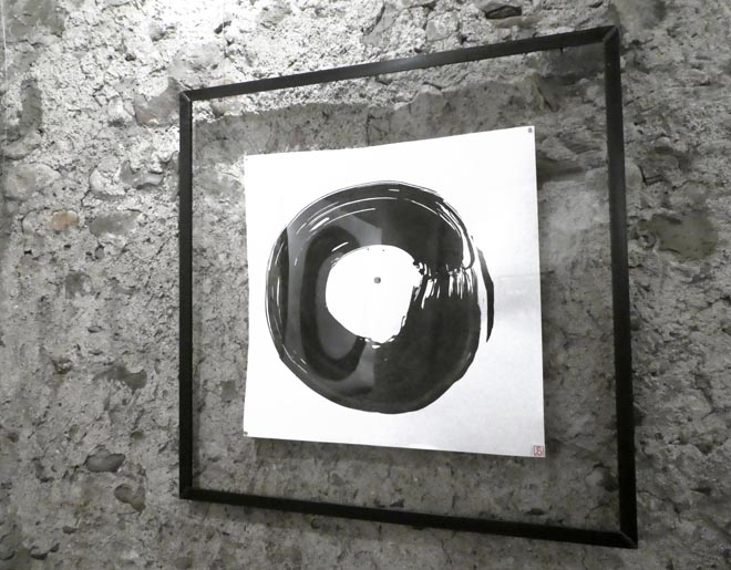 un cercle noir encre de chine en exposition