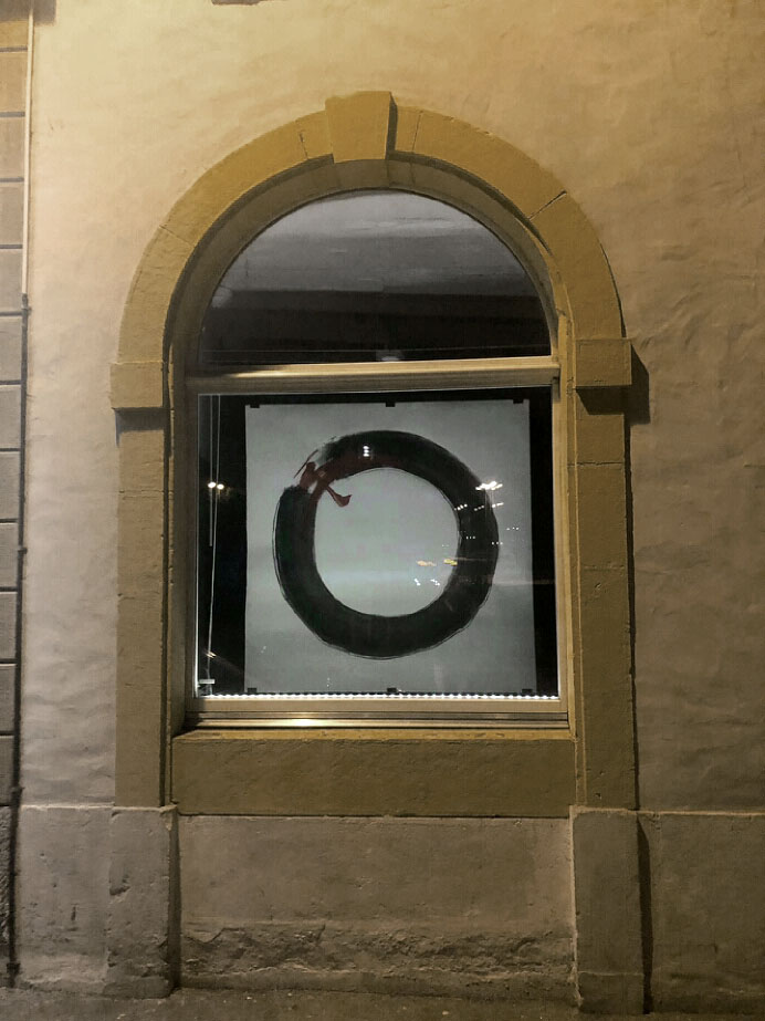 enso dessin en vitrine à la galerie