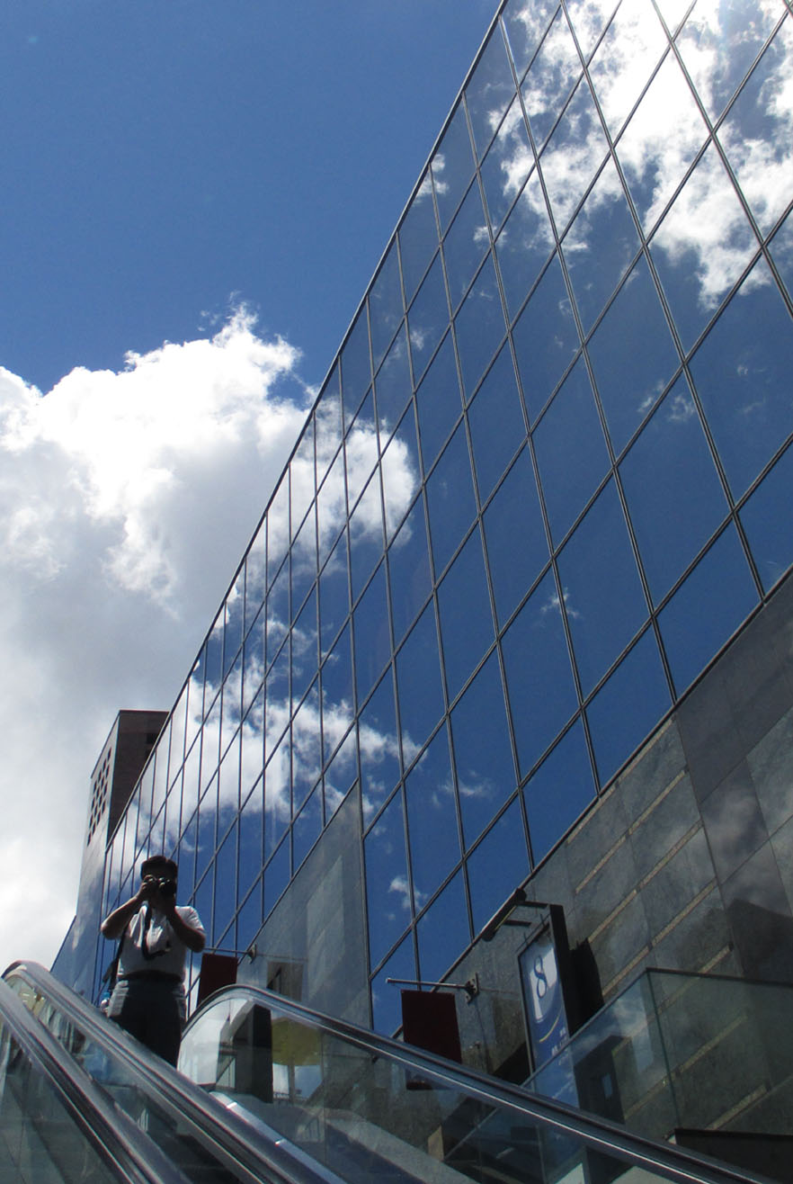 un photographe sur des escaliers roulants