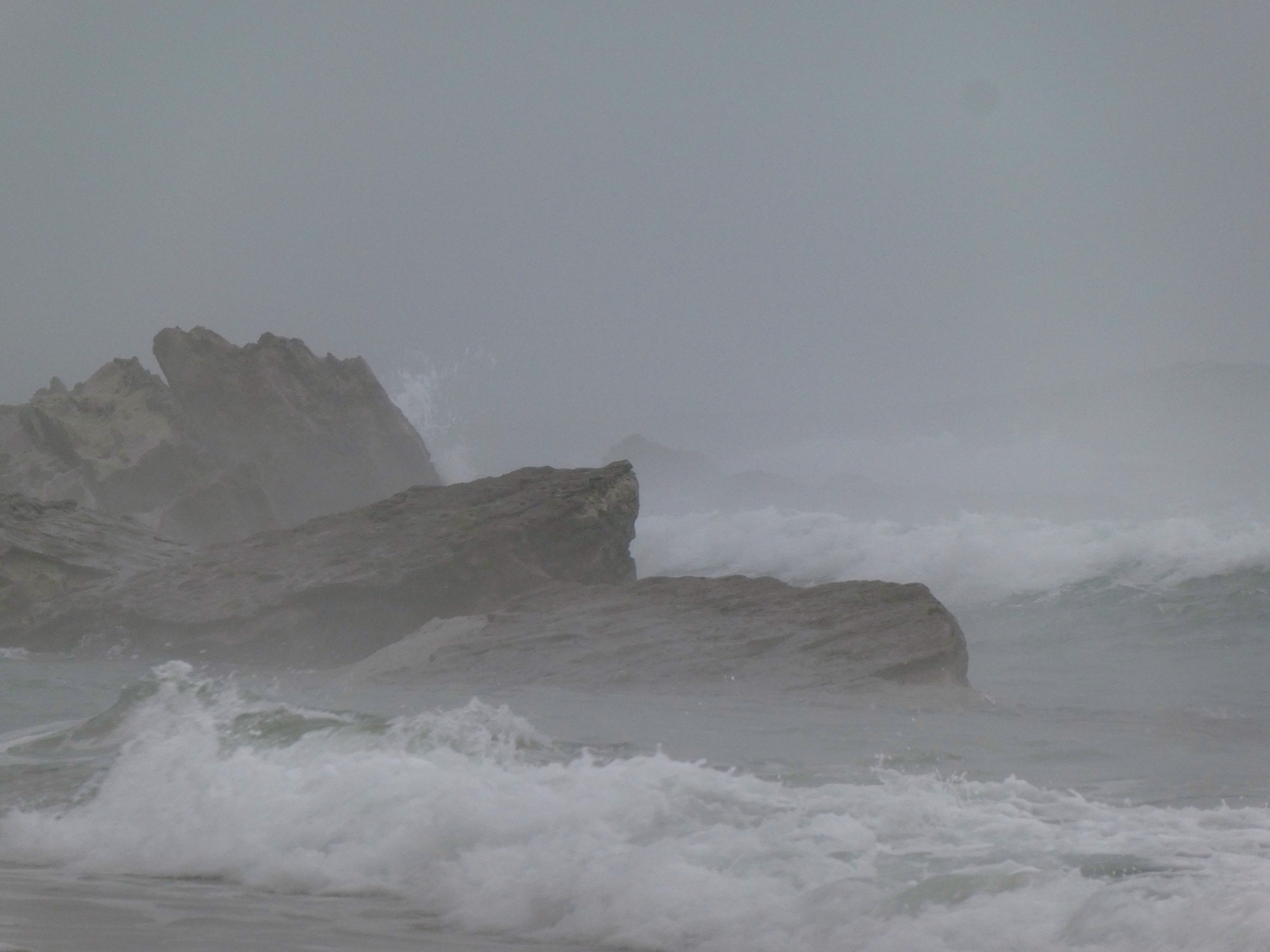 brisants sur rochers