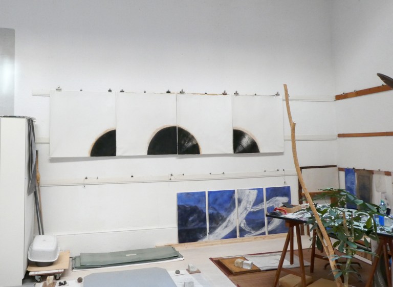 mur d'atelier avec peintures