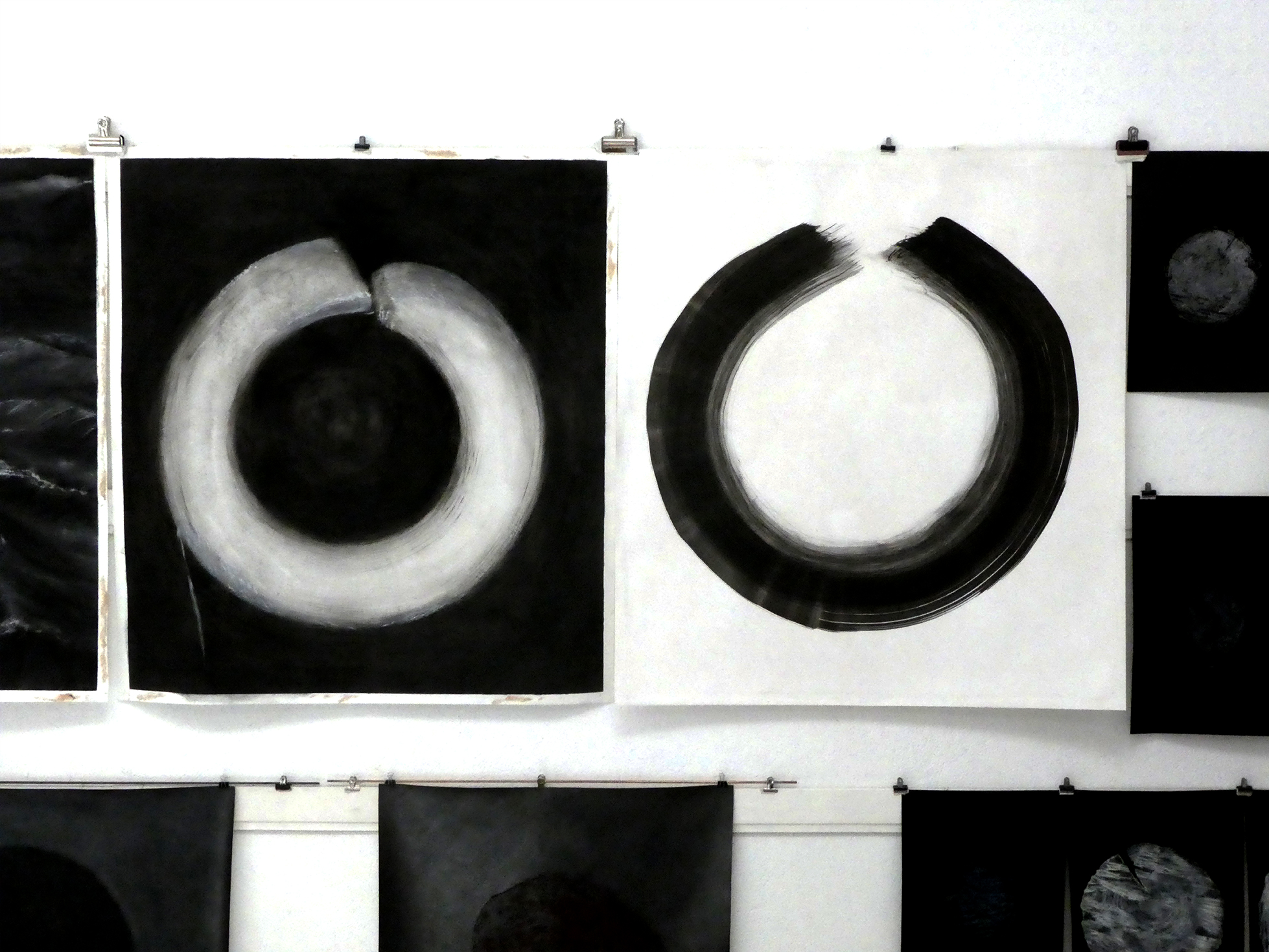 deux peintures à l'atelier