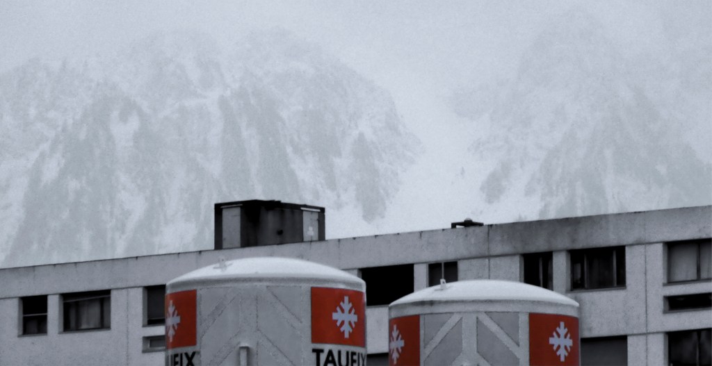 silos de sel sur fond de brume