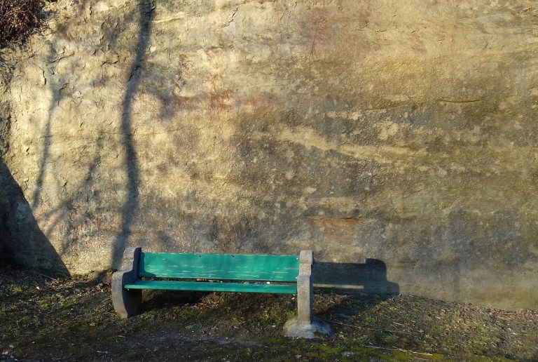 un banc public au soleil