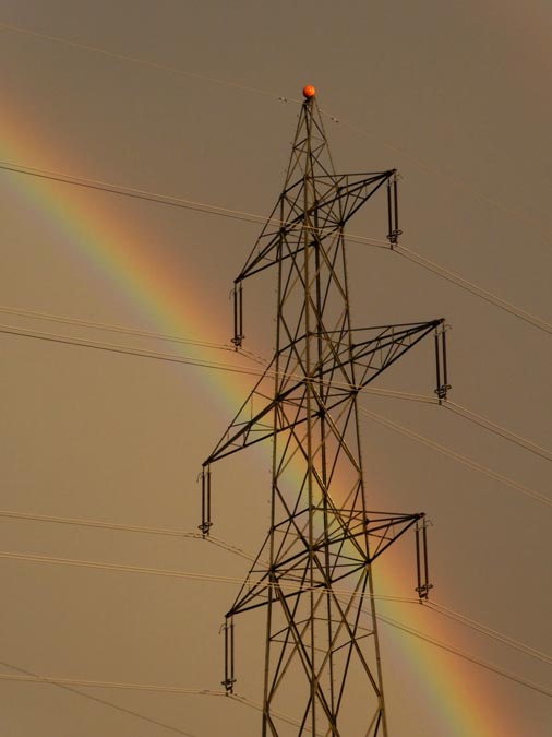 Pylone sous arc en ciel