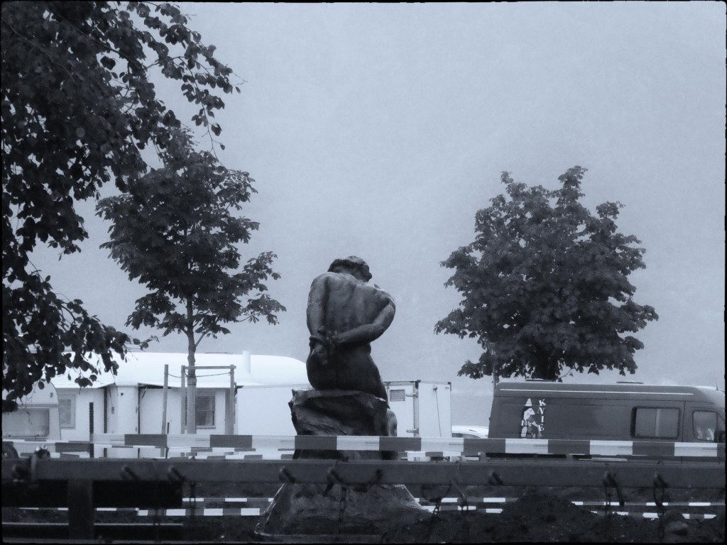 le prisonnier de dos