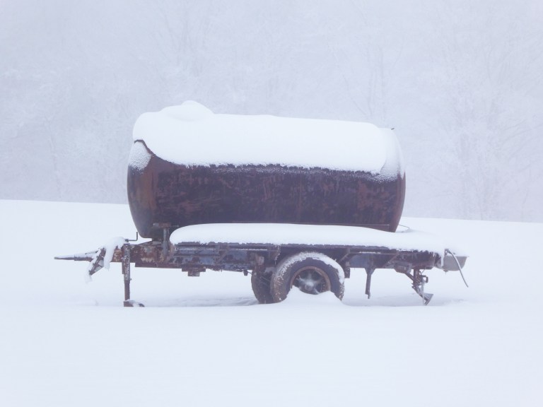 une citerne mobile sous la neige