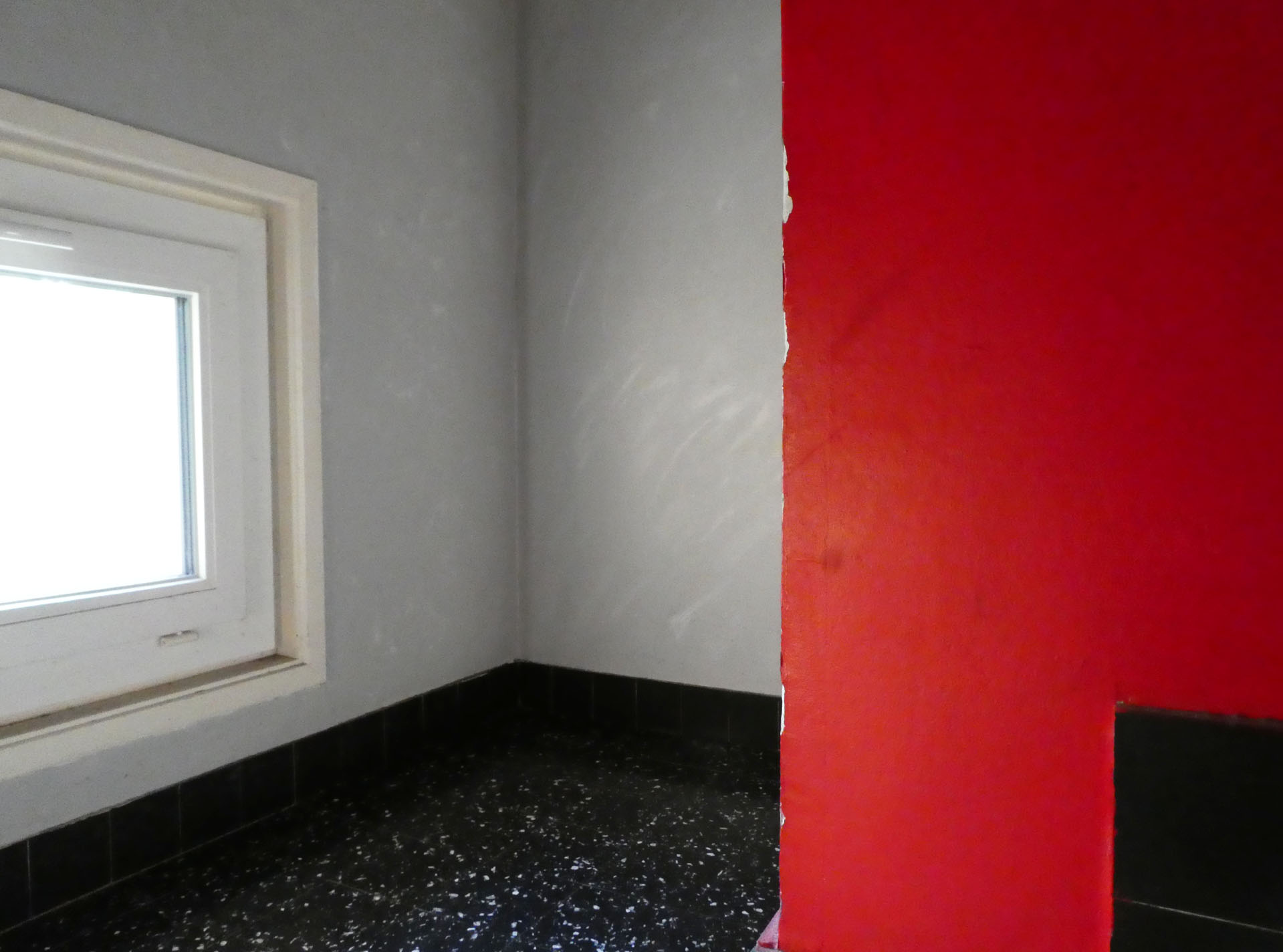 un mur rouge dans l'escalier