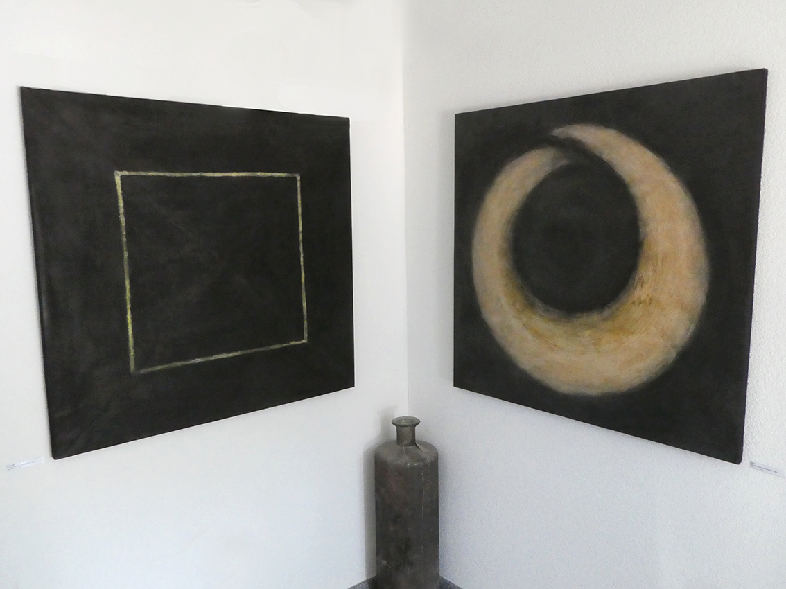 Accrochage de deux peintures. Expo Einsieldeln 2026